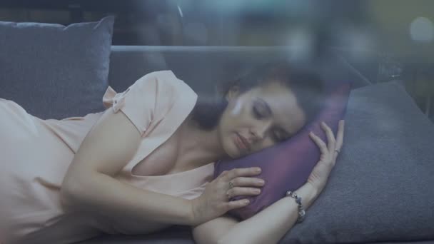 Mujer embarazada acostada en el sofá — Vídeos de Stock