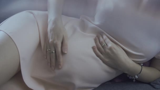 Беременная женщина лежит на диване — стоковое видео