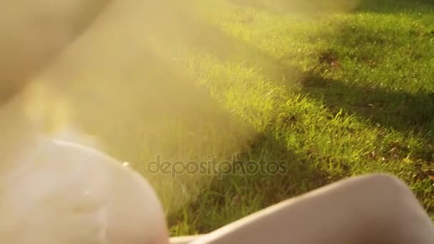 Вагітна жінка насолоджується літньою погодою свіжий луг . — стокове відео