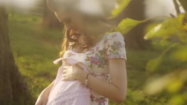 Mulher grávida desfrutando de um clima de verão - prado fresco . — Vídeo de Stock