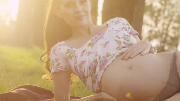Беременная женщина рядом с природой — стоковое видео