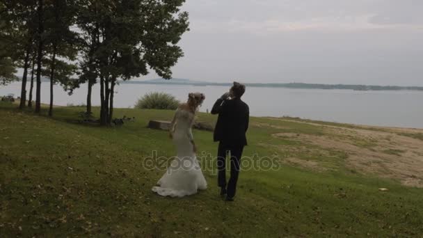 Happy newlyweds on the honeymoon close to the nature — Stock Video