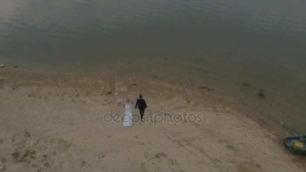 Heureux jeunes mariés en lune de miel proche de la nature — Video