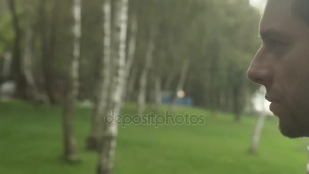 Guapo novio en el bosque — Vídeo de stock