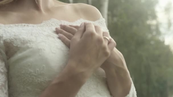 Привлекательная молодая невеста среди деревьев — стоковое видео