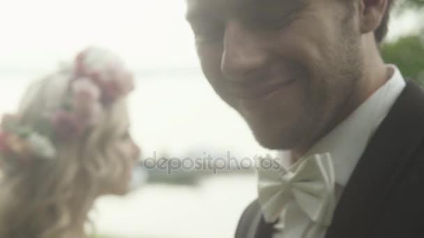 Happy newlyweds on the honeymoon close to the nature — Stock Video