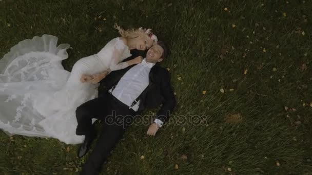 Heureux jeunes mariés en lune de miel proche de la nature 