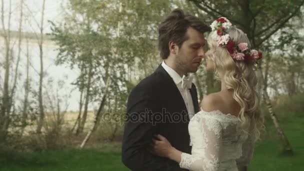 Gelukkig jonggehuwden op de huwelijksreis dicht bij de natuur — Stockvideo
