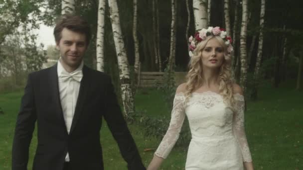 Glückliches Brautpaar in den Flitterwochen nahe der Natur — Stockvideo
