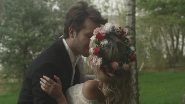 Gelukkig jonggehuwden op de huwelijksreis dicht bij de natuur — Stockvideo