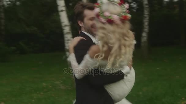 Fericiți proaspăt căsătoriți în luna de miere aproape de natură — Videoclip de stoc