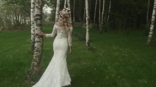Vonzó fiatal menyasszony fák között — Stock videók