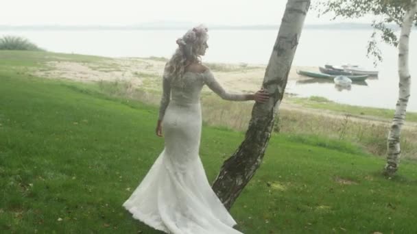 Attraente giovane sposa tra gli alberi — Video Stock