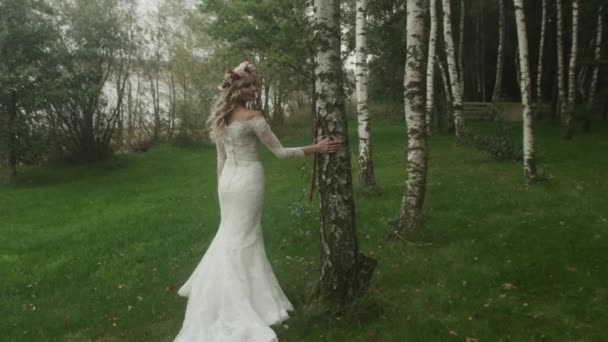 Vonzó fiatal menyasszony fák között — Stock videók