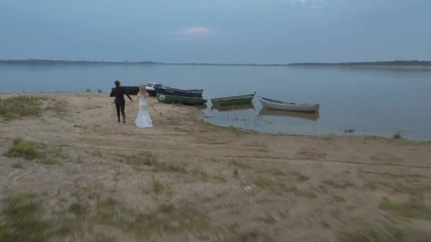 Matrimonio pareja en la luna de miel — Vídeo de stock