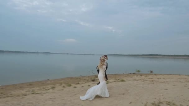 Manželství pár na svatební cestě — Stock video
