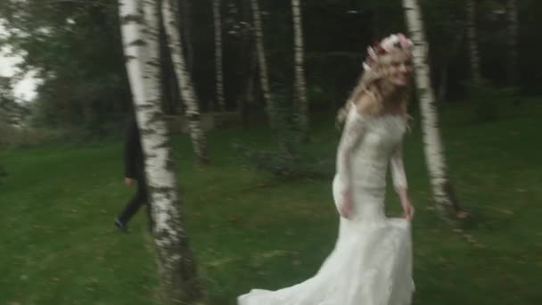 Délicieux couple marié dans la forêt — Video