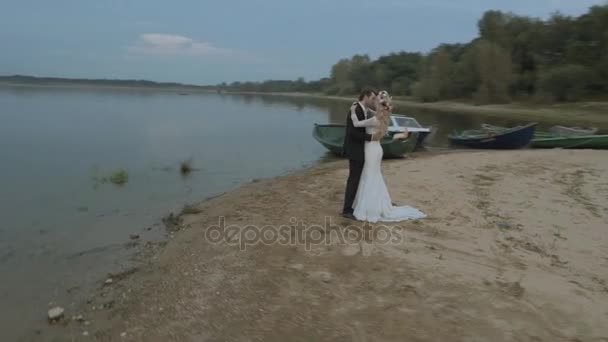 新婚旅行の結婚カップル — ストック動画