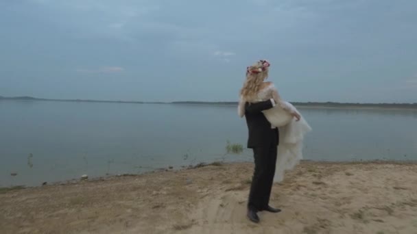 Couple de mariage en lune de miel — Video