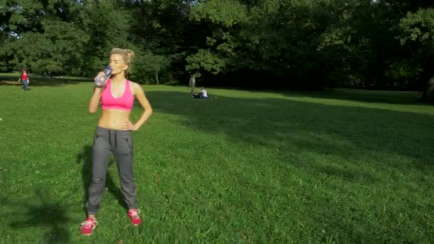Fit женщина делает физические упражнения — стоковое видео