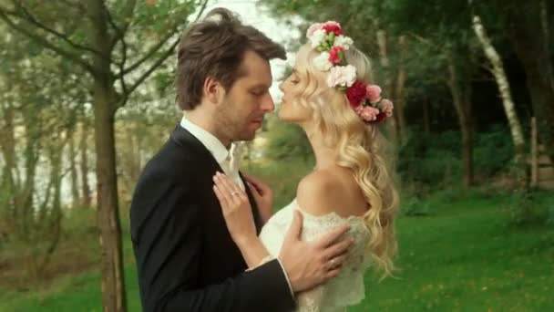 新婚旅行の結婚されていたカップル — ストック動画
