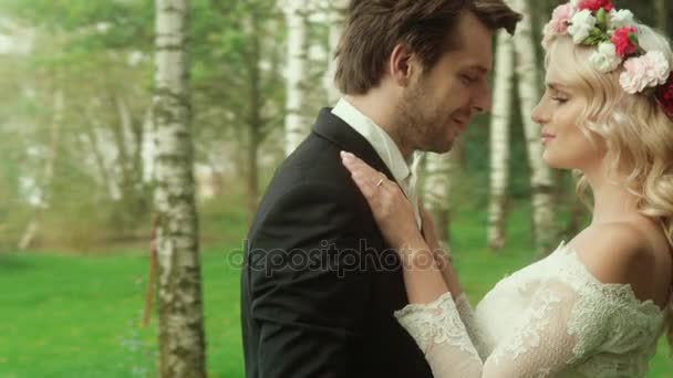 Ehepaar auf Hochzeitsreise — Stockvideo