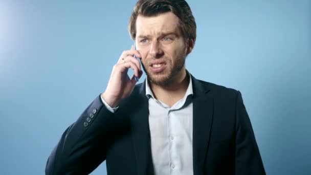 Geschäftsmann hält ein Handy in der Hand — Stockvideo