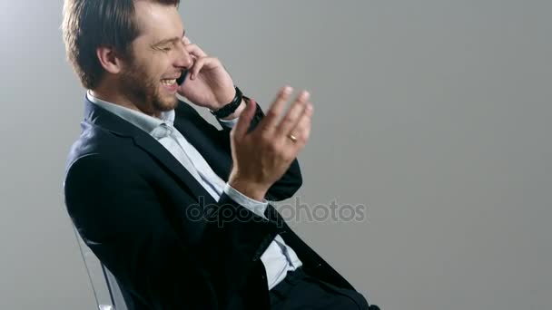 Businessman holding a cell phone — Stock Video