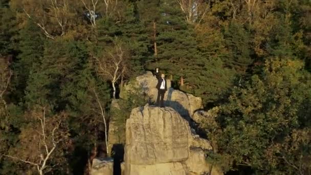 Bel homme d'affaires proche de la nature 