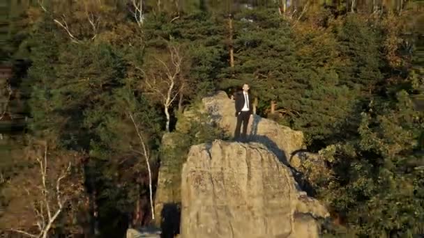 Bel homme d'affaires proche de la nature 