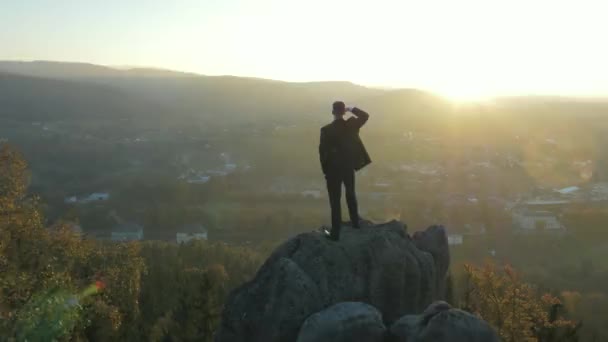 Hombre de negocios guapo cerca de la naturaleza — Vídeos de Stock