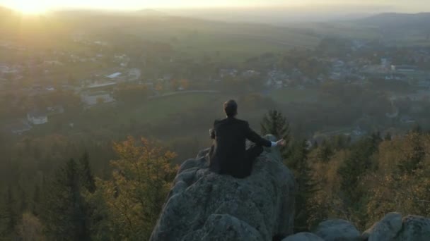 Bonito homem de negócios perto da natureza — Vídeo de Stock