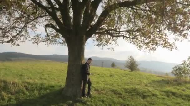 Bonito homem de negócios perto da natureza — Vídeo de Stock