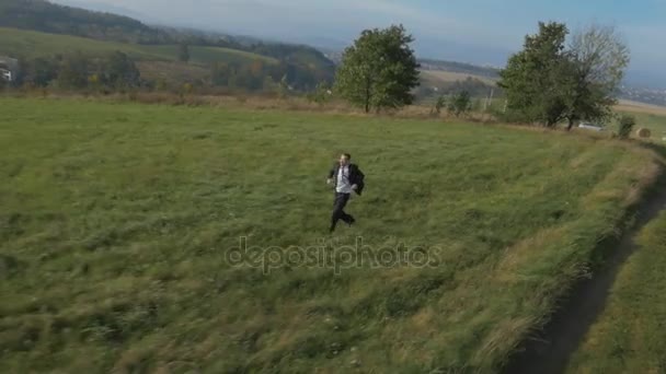 Hombre de negocios guapo cerca de la naturaleza — Vídeo de stock