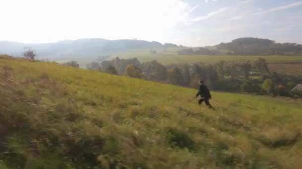 Handsome businessman close to the nature — Stock Video