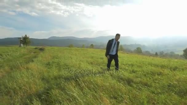 Bonito homem de negócios perto da natureza — Vídeo de Stock