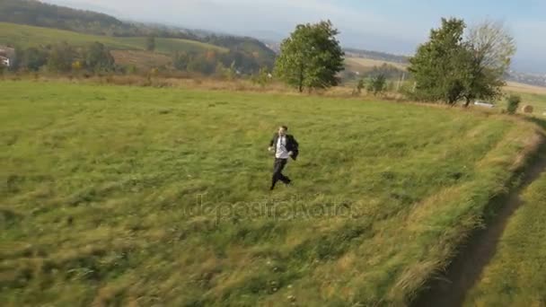 Schöner Geschäftsmann nah an der Natur — Stockvideo