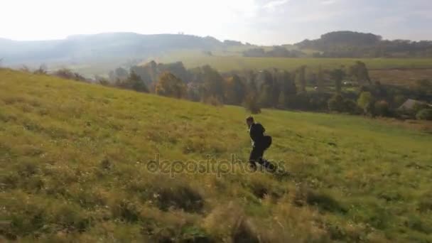 Jóképű üzletember, a természet — Stock videók