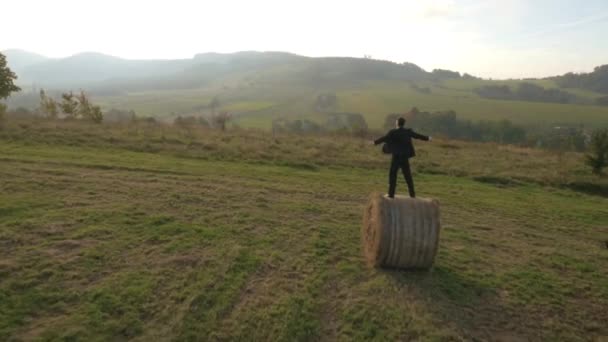 Schöner Geschäftsmann nah an der Natur — Stockvideo