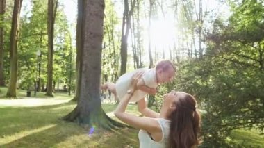 Mutlu anne küçük bebeği tutan
