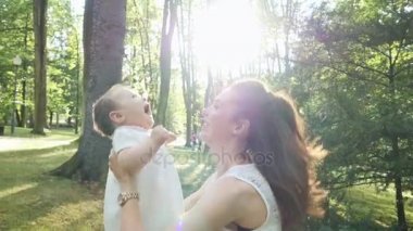 Mutlu anne küçük bebeği tutan