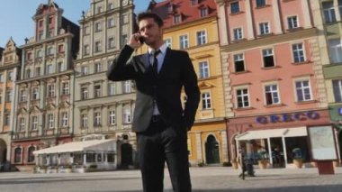 Genç, zeki işadamı Smartphone - 360 santigrat görünümü kullanma