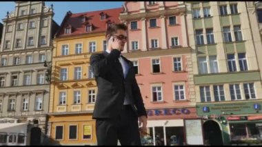 Genç, zeki işadamı Smartphone - 360 santigrat görünümü kullanma