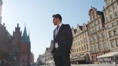 Genç, zeki işadamı Smartphone - 360 santigrat görünümü kullanma