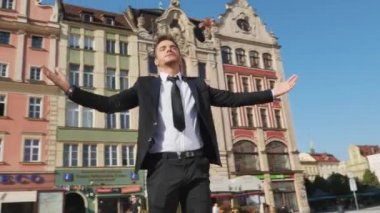 Genç, zeki işadamı Smartphone - 360 santigrat görünümü kullanma