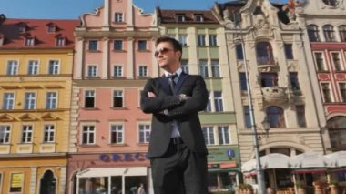 Genç, zeki işadamı Smartphone - 360 santigrat görünümü kullanma