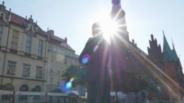 Genç, zeki işadamı Smartphone - 360 santigrat görünümü kullanma