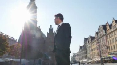 Genç, zeki işadamı Smartphone - 360 santigrat görünümü kullanma