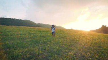 Küçük pilot oyun kağıt uçak