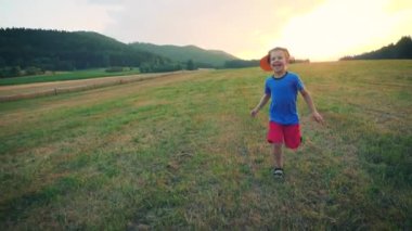 küçük çocuk çayır üzerinde oynama